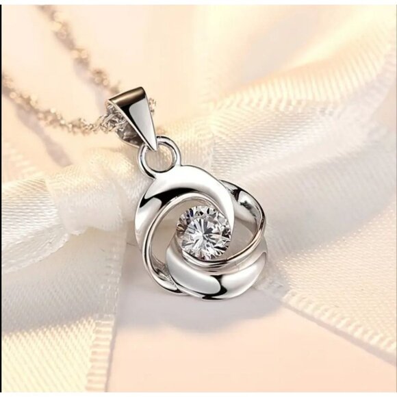 Simple Women's Flower Clavicle Pendant Necklace - Picture 3 of 4